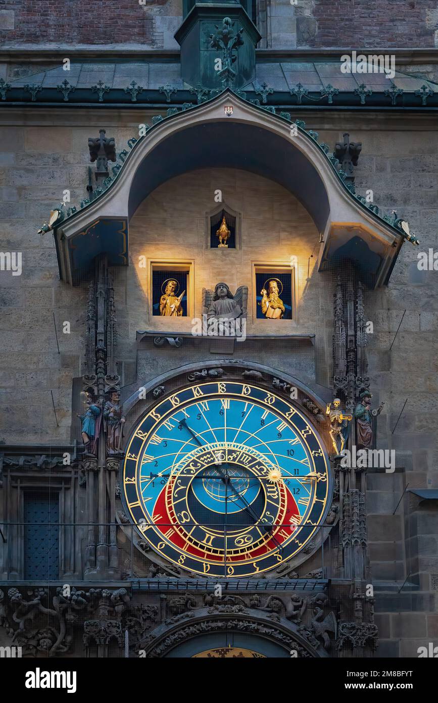Santo Tomás y San Pablo animaron a los apóstoles figuritas del reloj astronómico en el antiguo ayuntamiento - Praga, República Checa Foto de stock