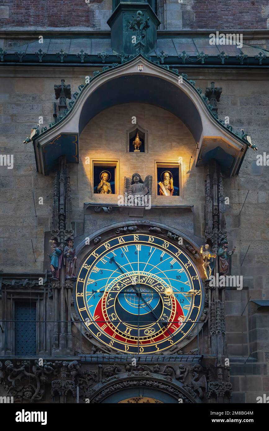 San Juan y San Simón animaron a los apóstoles figuritas del Reloj Astronómico en el Antiguo Ayuntamiento - Praga, República Checa Foto de stock