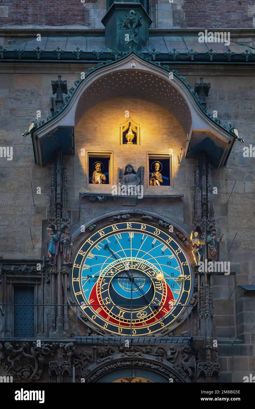 San Bernabé y San Bartolomé animaron a los apóstoles figuras del Reloj Astronómico en el Antiguo Ayuntamiento - Praga, República Checa Foto de stock