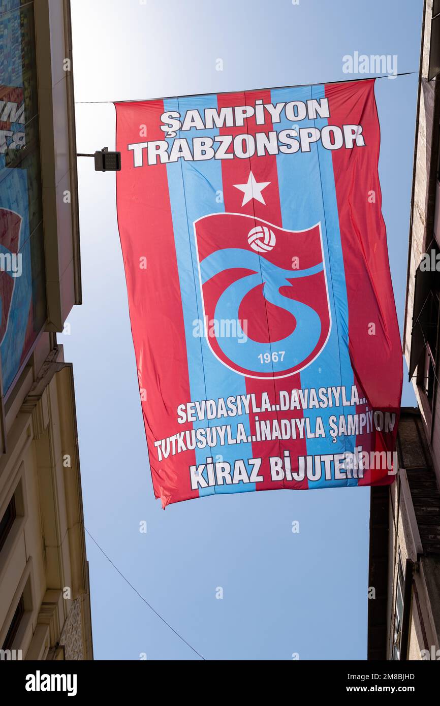 Bandera del equipo de fútbol Trabzonspor que celebra la victoria del título de la Super Liga turca en 2022 - Estambul, Turquía Foto de stock