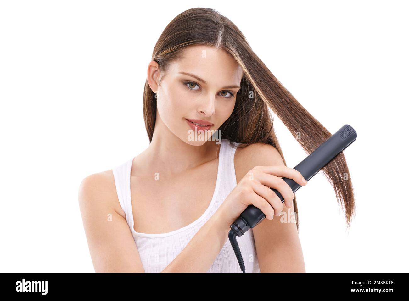 Mujer con el cuidado del cabello, hierro para el retrato del cabello y la  belleza, cuidado cosmético y herramientas eléctricas contra el fondo  blanco. Cabello liso, queratina y Fotografía de stock -