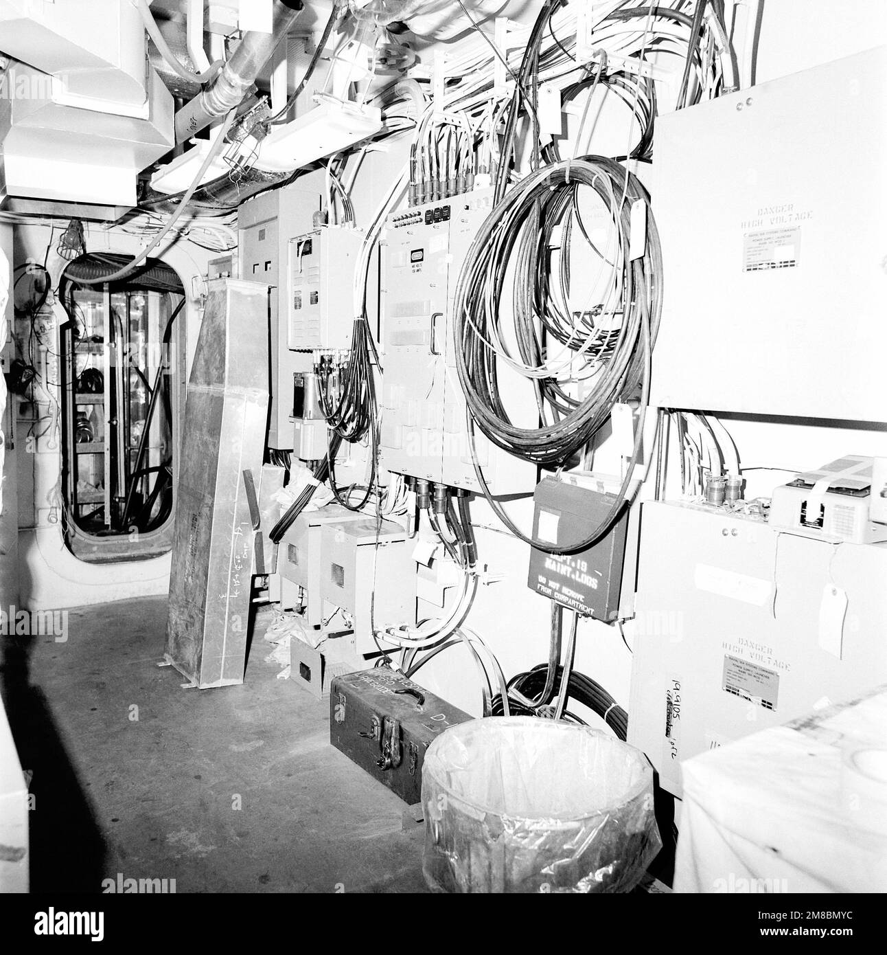 Una vista de la sala de guerra electrónica a bordo del crucero de misiles guiados COWPENS (CG 63). El barco está 70 por ciento completo. Base: Bath Estado: Maine (ME) País: United States of America (USA) Foto de stock