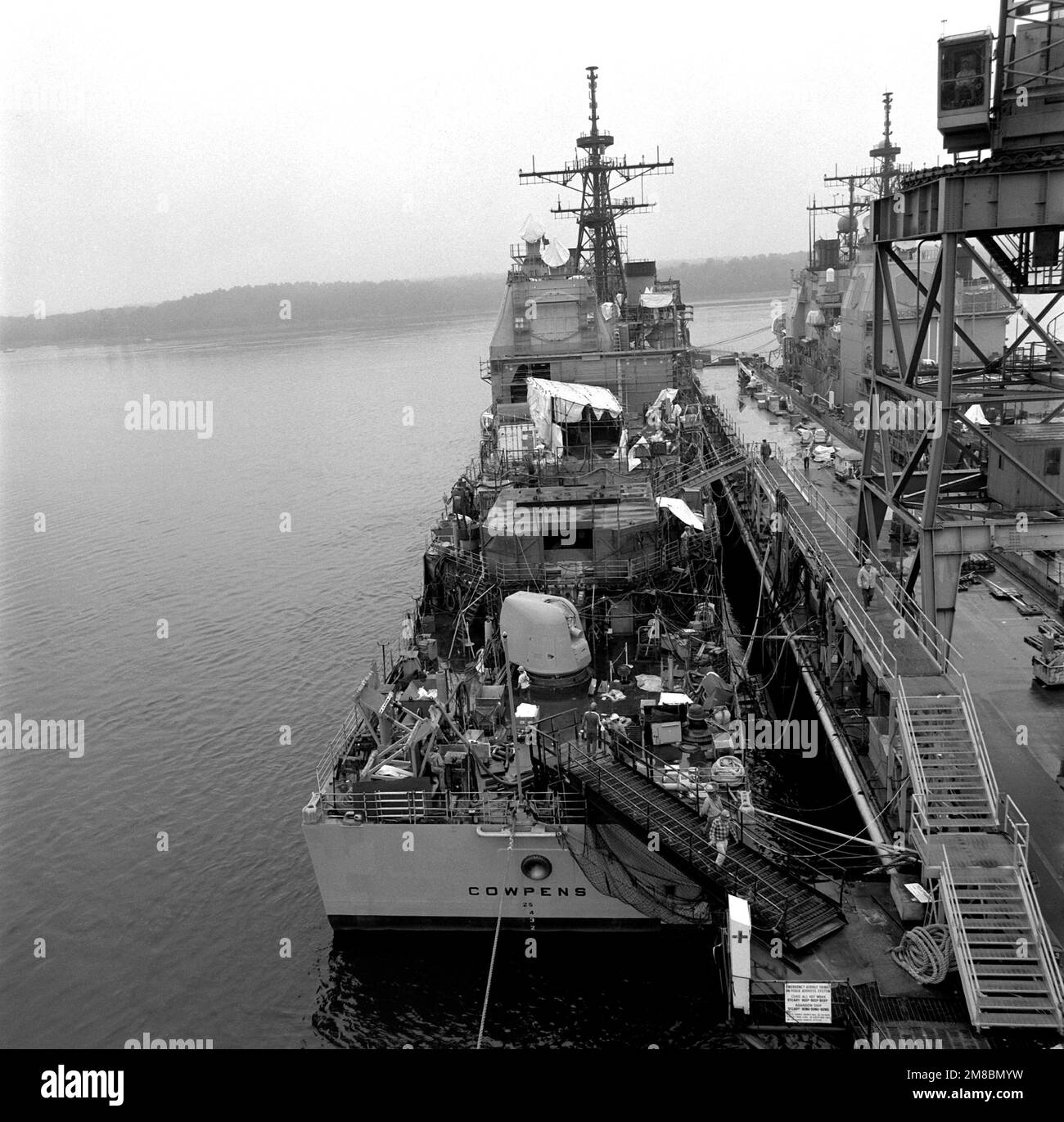 Una vista aérea de popa del crucero de misiles guiados COWPENS (CG-63) en construcción. El barco está 70 por ciento completo. Base: Bath Estado: Maine (ME) País: United States of America (USA) Foto de stock