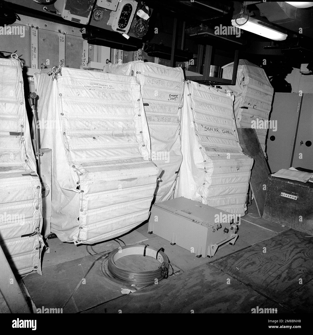 Una vista de la sala de control de sonar a bordo del crucero de misiles guiados Cowpens (CG-63). El barco está 70 por ciento completo. Base: Bath Estado: Maine (ME) País: United States of America (USA) Foto de stock