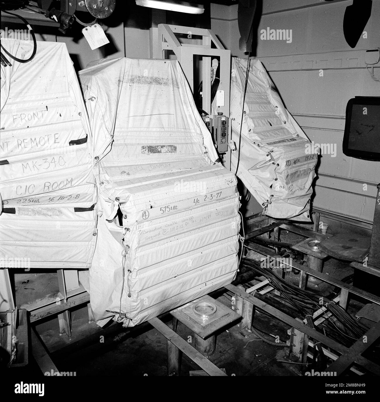 Una vista del centro de información de combate a bordo del crucero de misiles guiados Cowpens (CG-63). El barco está 70 por ciento completo. Base: Bath Estado: Maine (ME) País: United States of America (USA) Foto de stock