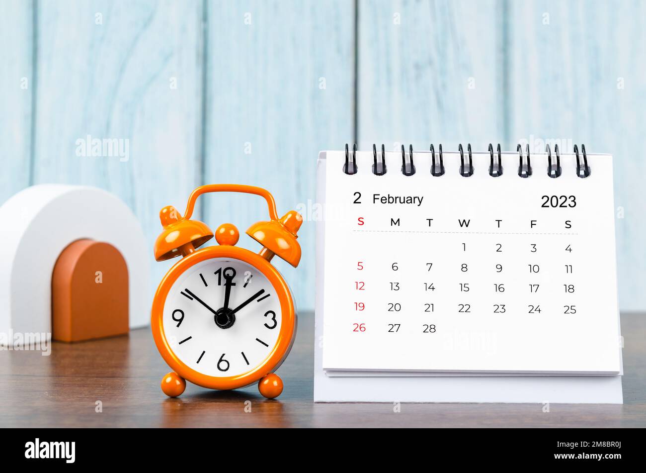 Febrero 2023 Calendario mensual de escritorio para que el organizador  planifique 2023 año con reloj despertador en la mesa de madera Fotografía  de stock - Alamy