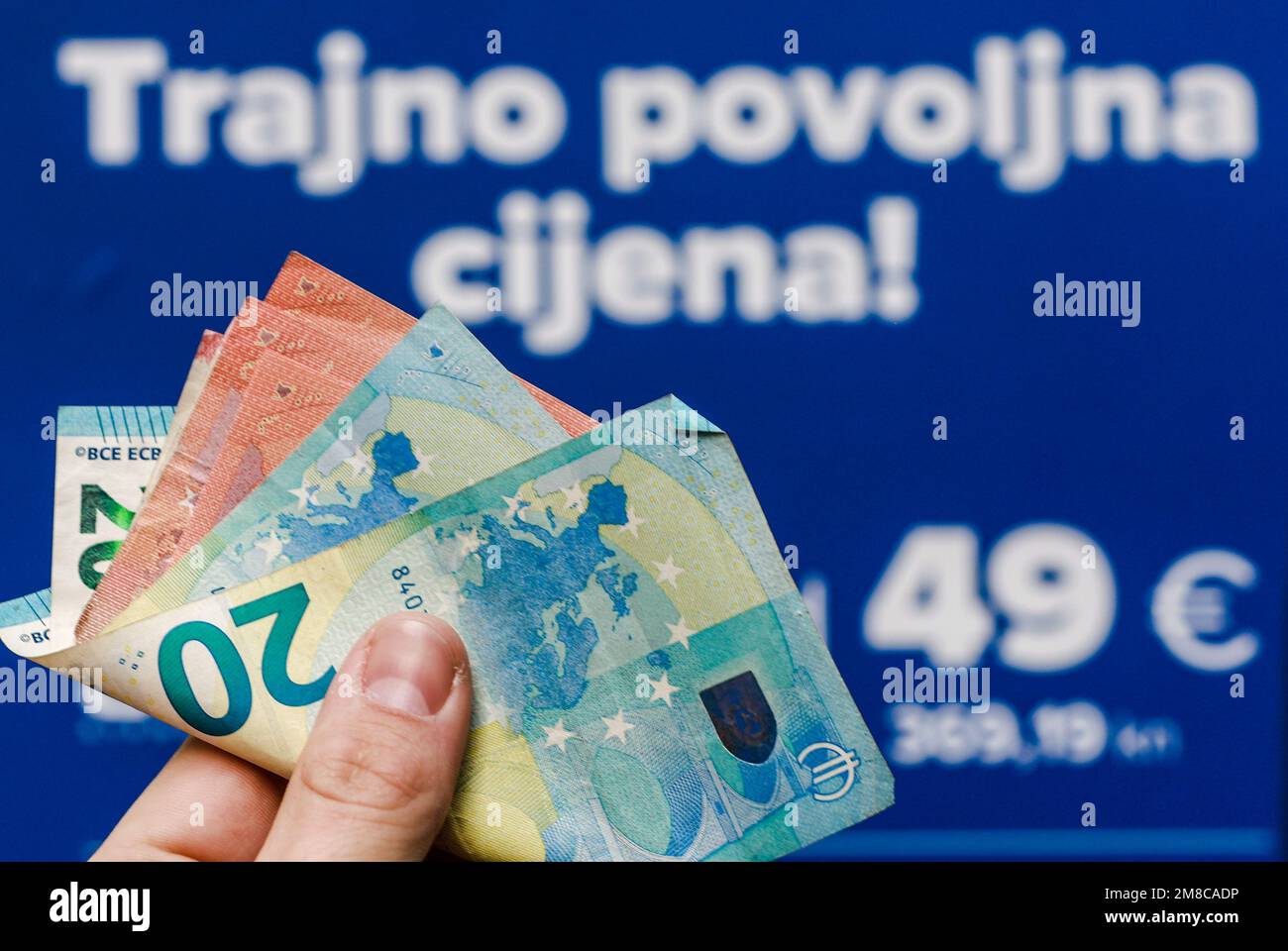 Ilustración para Croacia reemplazando la moneda kuna por el euro en Zagreb,  Croacia el 13 de enero de 2023. Con el cambio de la kuna al euro, las  tiendas de alimentos en