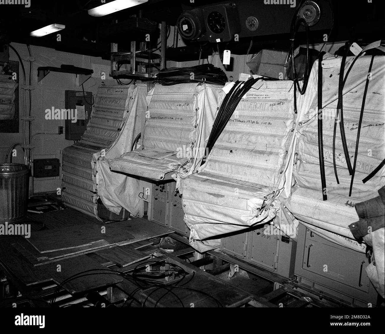 Una vista de la sala de control de sonar del crucero de misiles guiado GETTYSBURG (CG-64) durante la construcción. El barco está 70 por ciento completo. Base: Bath Estado: Maine (ME) País: United States of America (USA) Foto de stock