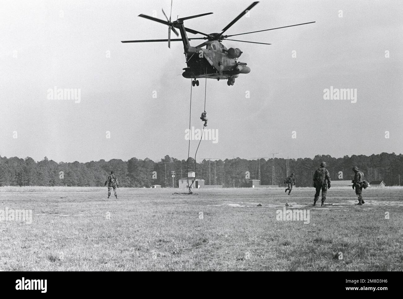 Un Marine desciende en rappel por una cuerda desde la parte trasera de un helicóptero CH-53D Sea Stallion. Base: MCAS, Cherry Point Estado: North Carolina (NC) País: Estados Unidos de América (USA) Foto de stock