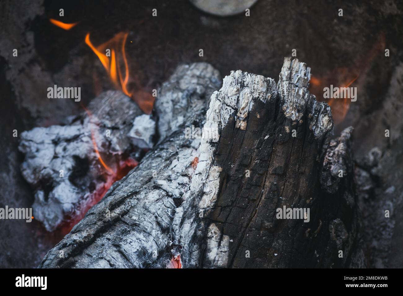 Brasas de una hoguera, fuego, vela Foto de stock