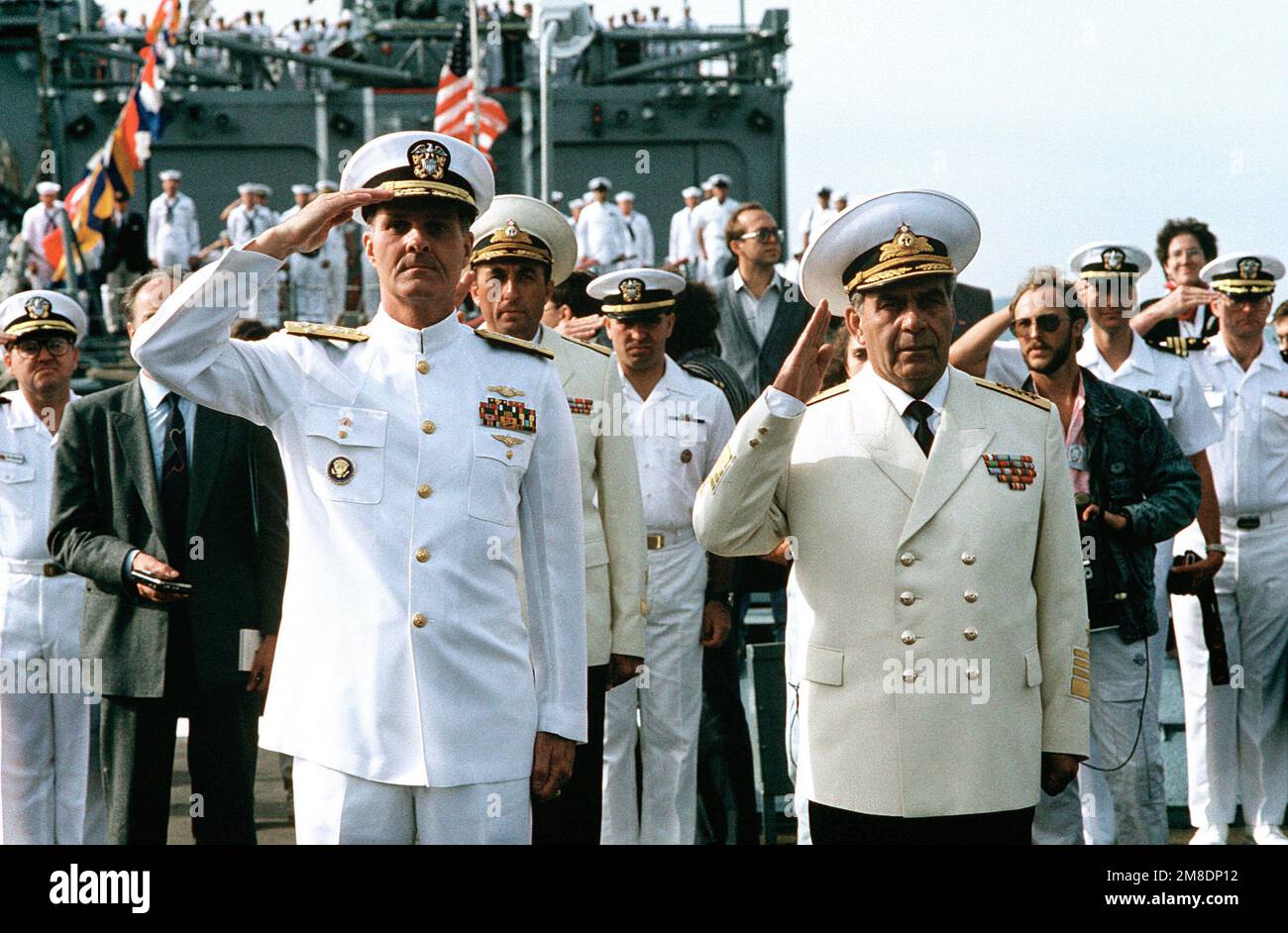 El Almirante Charles R. Larson, a la izquierda, Comandante en JEFE DE la Flota del Pacífico de los Estados Unidos, y el Almirante Gennadi Khvatov, Comandante de la Flota del Pacífico Soviético, saludan durante una ceremonia de colocación de flores en honor a los muertos de guerra de la Unión Soviética. El crucero de misiles guiados USS PRINCETON (CG 59) y la fragata de misiles guiados USS REUBEN JAMES (FFG 57) están visitando Vladivostock como parte de un programa de intercambio de buena voluntad entre Estados Unidos y la Unión Soviética. Base: Vladivostock País: U.S.S.R. (DOM) Foto de stock