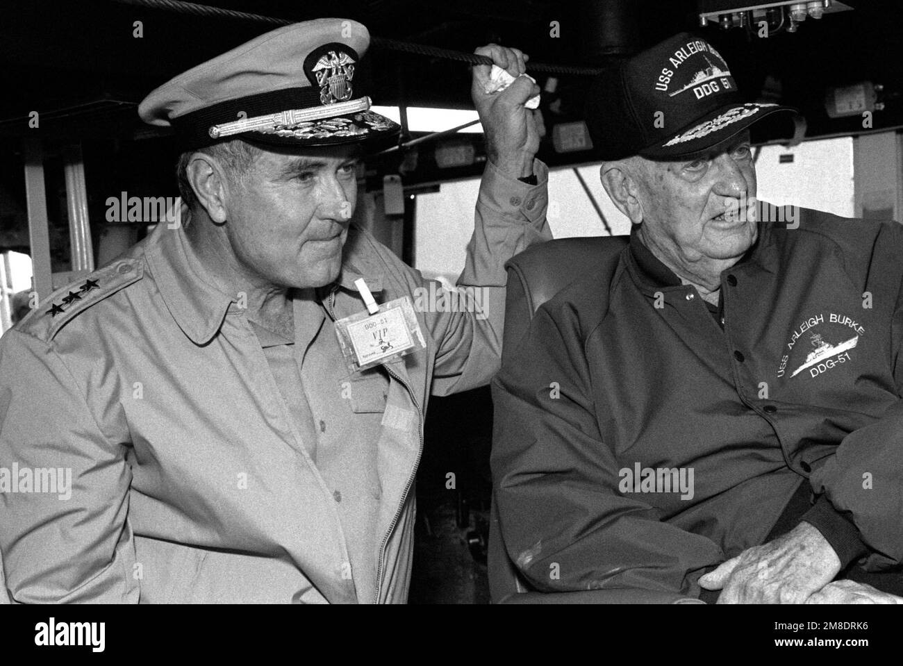 El Vicealmirante Joseph S. Donnell III, Comandante de la Fuerza Naval de Superficie de la Flota Atlántica de los Estados Unidos, y el Almirante retirado ARLEIGH A. BURKE, homónimo del destructor de misiles guiados ARLEIGH BURKE (DDG 51), miran desde el puente durante las pruebas de mar del barco frente a la costa de Maine. El ARLEIGH BURKE es uno de los pocos barcos que ha sido nombrado por una persona viva. País: Océano Atlántico (AOC) Foto de stock