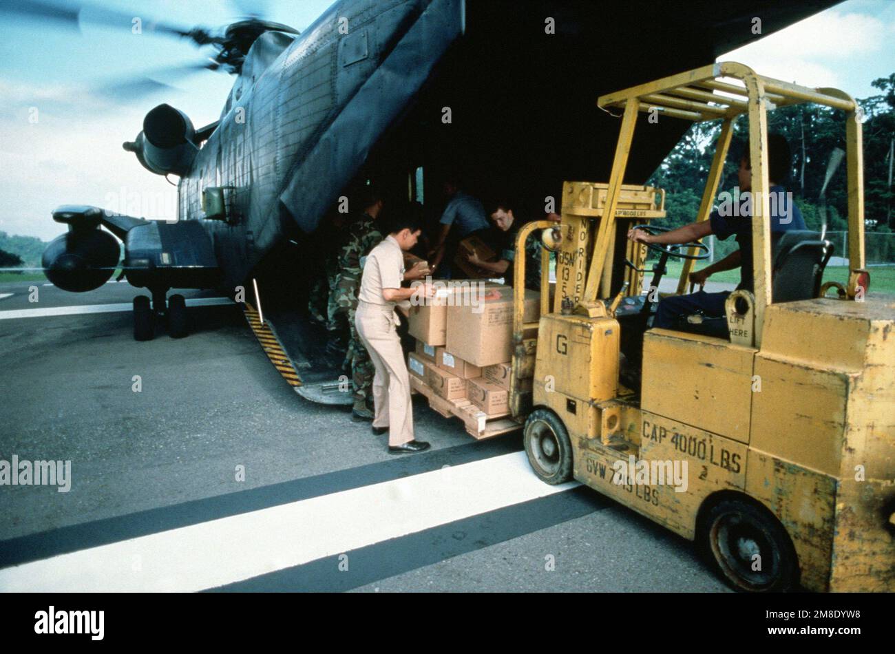 Los suministros se descargan de un helicóptero CH-53D Sea Stallion de la Marina de los Estados Unidos en un área que sufrió daños por terremoto. Base: Cabanatuan Ciudad País: Filipinas Foto de stock