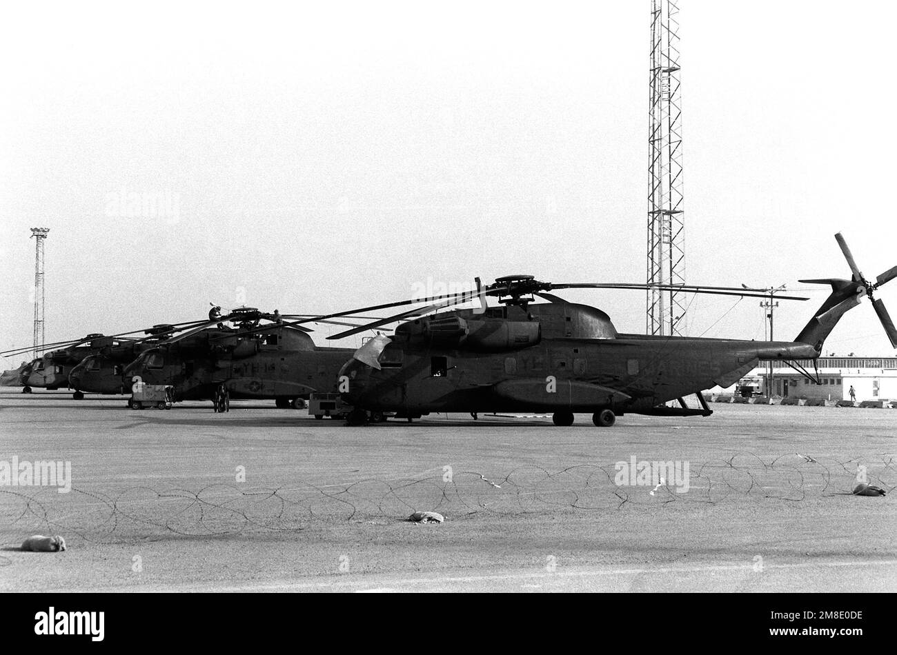 Los Marines del Escuadrón de Helicópteros Pesados Marinos 463 (HMH-463) realizan mantenimiento en sus helicópteros CH-53D Sea Stallion en Camp Daley durante la Operación Desert Shield. Asunto Operación/Serie: DESERT SHIELD País: Saudi Arabia(SAU) Foto de stock