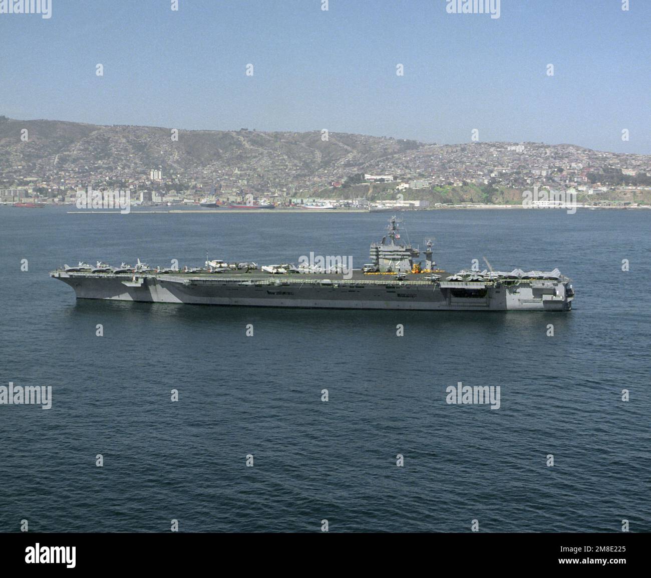 Una vista de la viga del puerto del portaaviones nuclear ABRAHAM LINCOLN  (CVN-72) en el puerto de Valparaíso durante su circunnavegación de América  del Sur. País: Océano Pacífico(POC Fotografía de stock -