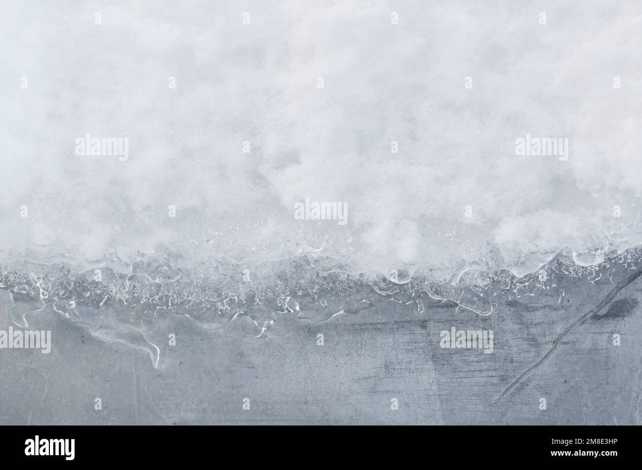 Textura de nieve blanca y hielo sobre fondo de pared gris con espacio de copia. Foto de stock