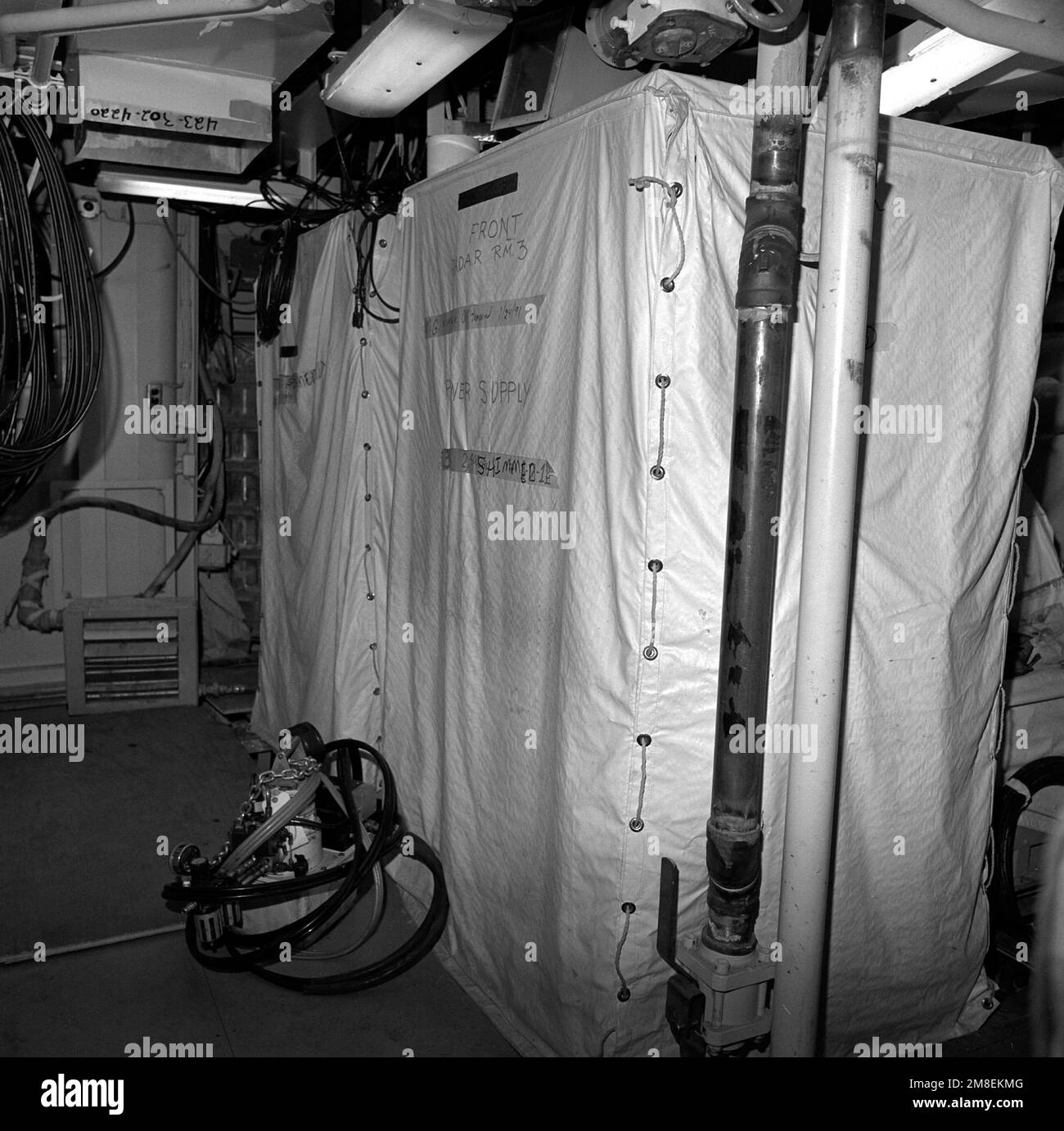 Sala de radar Aegis Nº 3 a bordo del crucero de misiles guiados SHILOH (CG-67) al 70 por ciento de finalización de la construcción. Base: Bath Estado: Maine (ME) País: United States of America (USA) Foto de stock