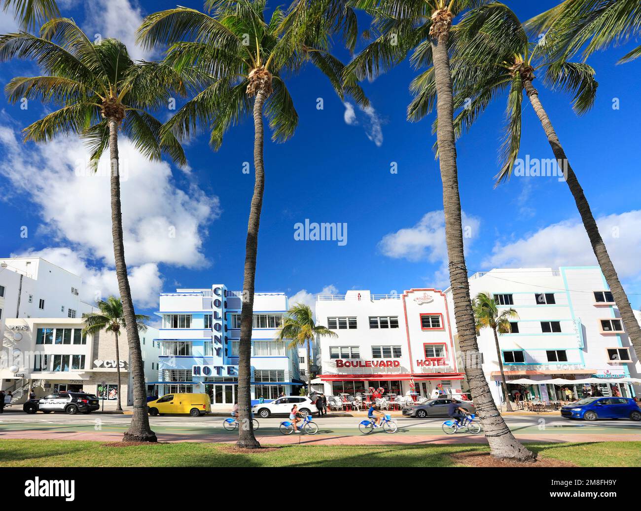 Miami Beach, Ocean Drive FL, EE.UU. - 28 de diciembre de 2022: Ambiente matutino en Ocean Drive, distrito histórico Art Deco en Miami Beach Foto de stock