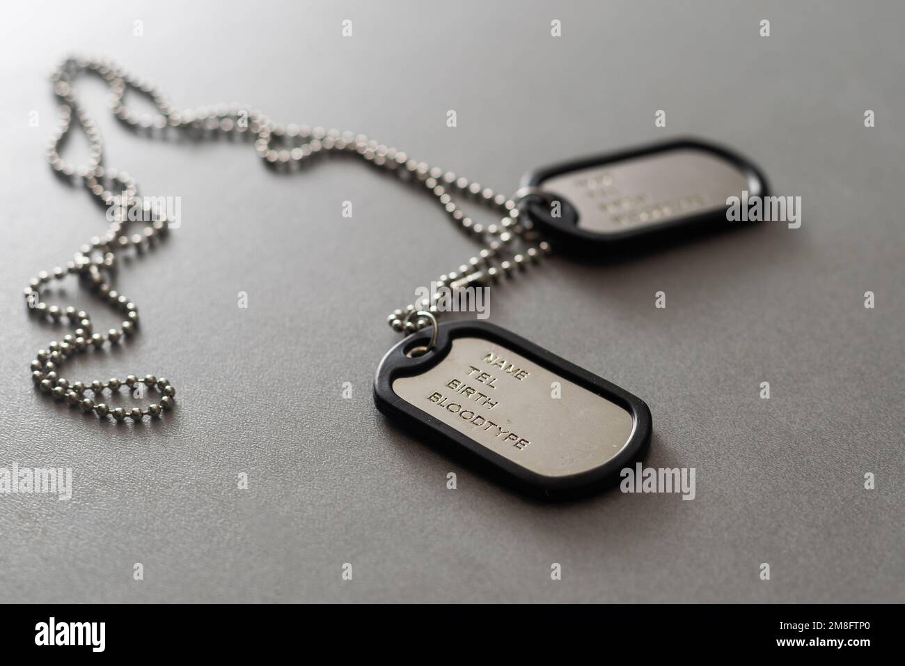 Etiquetas de identificación militar aislado sobre fondo blanco