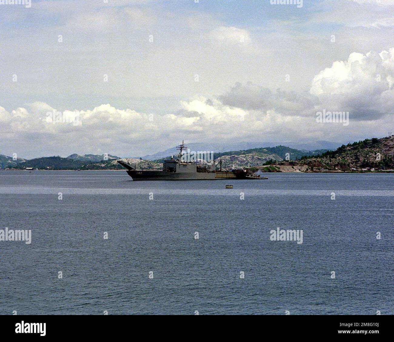 El buque de desembarco de tanques USS PEORIA (LST-1183) está anclado en ...