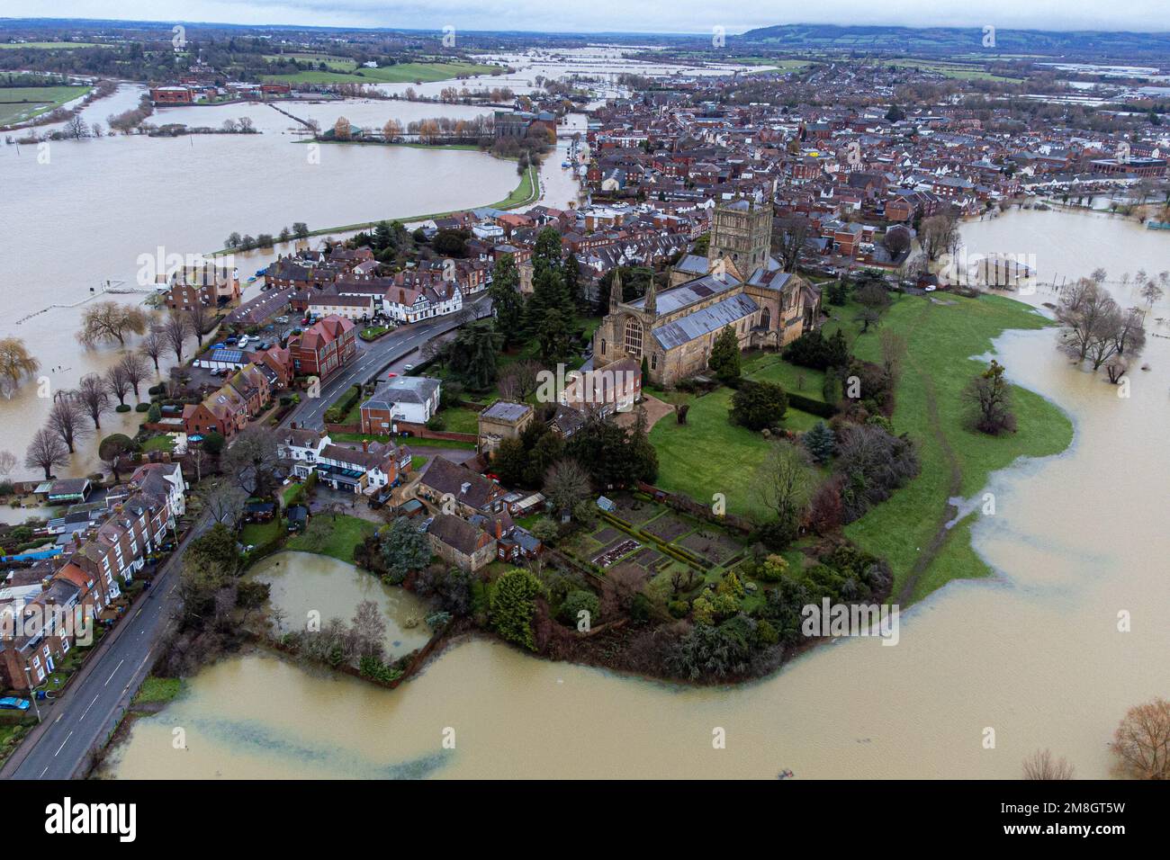 Inundación alrededor de la Abadía de Tewkesbury, en Gloucestershire. Las fuertes lluvias y los vientos azules en gran parte del Reino Unido este fin de semana serán seguidos por un período de clima frío potencialmente severo la próxima semana. Fecha de la foto: Sábado 14 de enero de 2023. Foto de stock