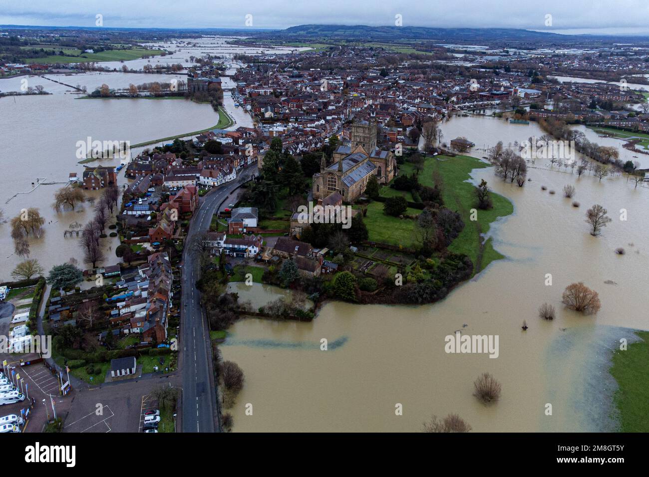 Inundación alrededor de la Abadía de Tewkesbury, en Gloucestershire. Las fuertes lluvias y los vientos azules en gran parte del Reino Unido este fin de semana serán seguidos por un período de clima frío potencialmente severo la próxima semana. Fecha de la foto: Sábado 14 de enero de 2023. Foto de stock