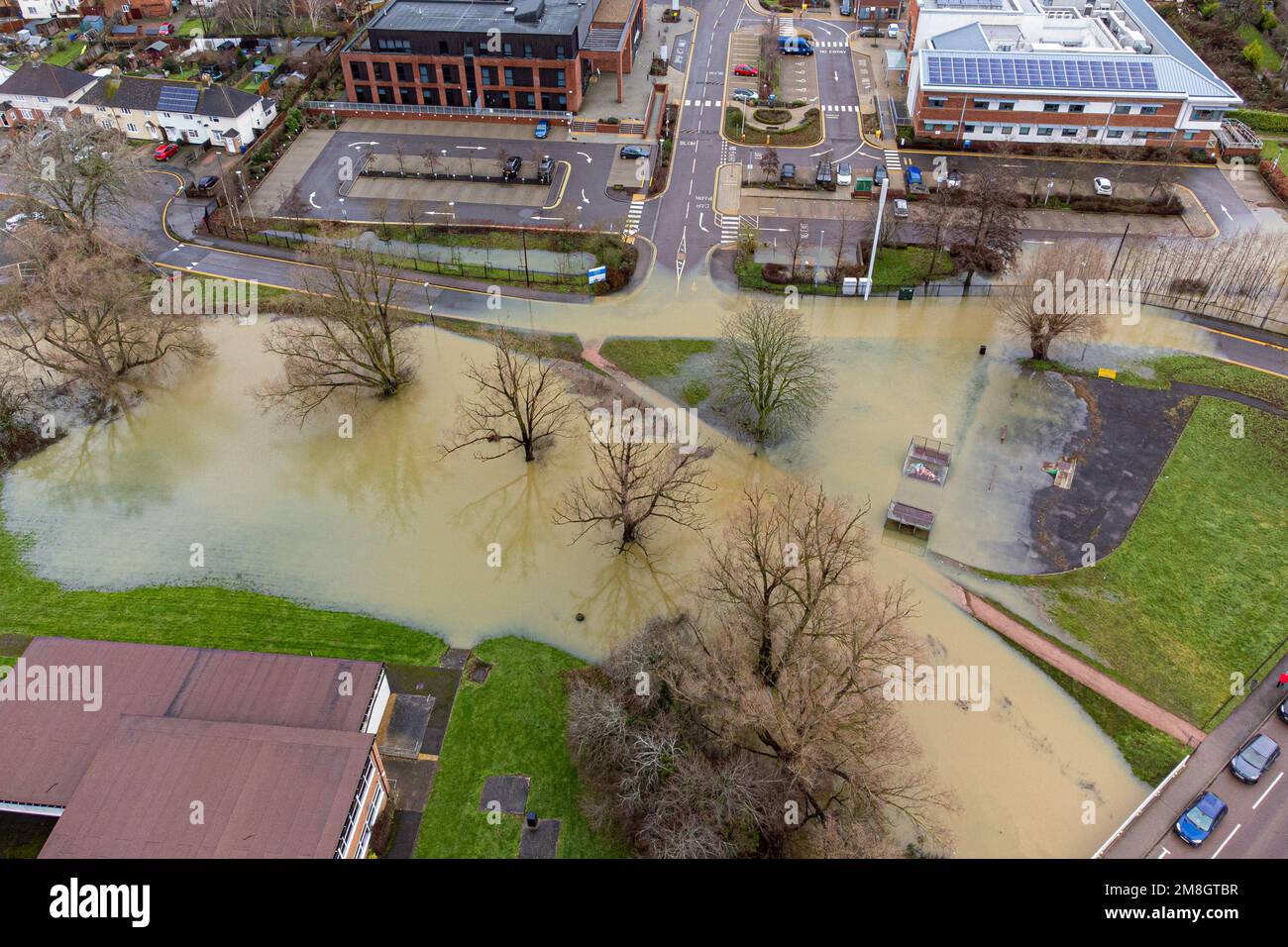 Inundación alrededor de Tewkesbury, en Gloucestershire. Las fuertes lluvias y los vientos azules en gran parte del Reino Unido este fin de semana serán seguidos por un período de clima frío potencialmente severo la próxima semana. Fecha de la foto: Sábado 14 de enero de 2023. Foto de stock