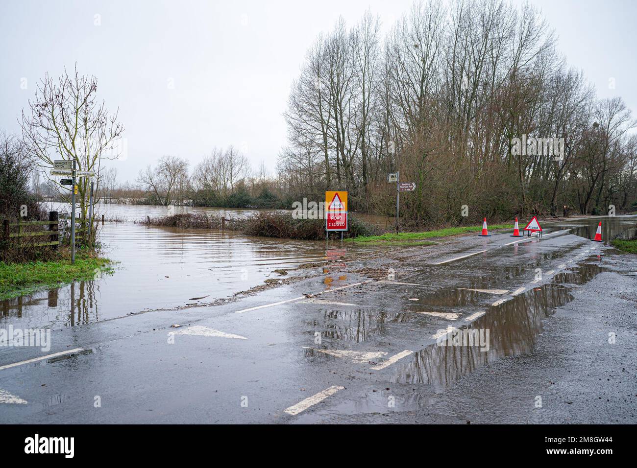 Carreteras cerradas siguiendo las inundaciones en Apperley, Gloucestershire, donde el río Severn irrumpió en sus orillas y ha inundado campos y carreteras en todo el condado. Las fuertes lluvias y los vientos azules en gran parte del Reino Unido este fin de semana serán seguidos por un período de clima frío potencialmente severo la próxima semana. Fecha de la foto: Sábado 14 de enero de 2023. Foto de stock