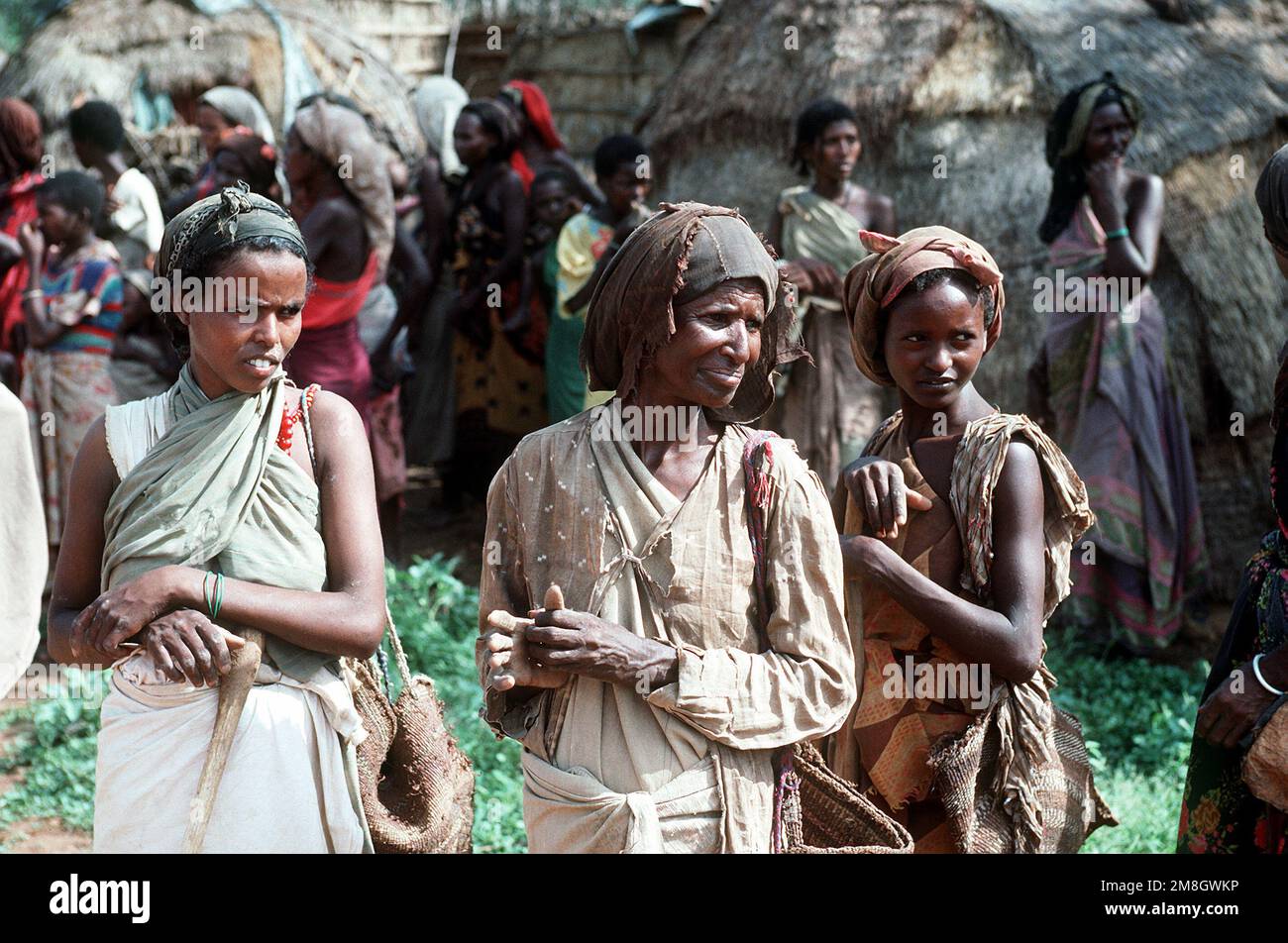 Las mujeres de la aldea esperan fuera de Baidoa para una entrega de alimentos durante los esfuerzos de ayuda de la Operación Restaurar Esperanza. Asunto Operación/Serie: RESTORE HOPE País: Somalia (SOM) Foto de stock