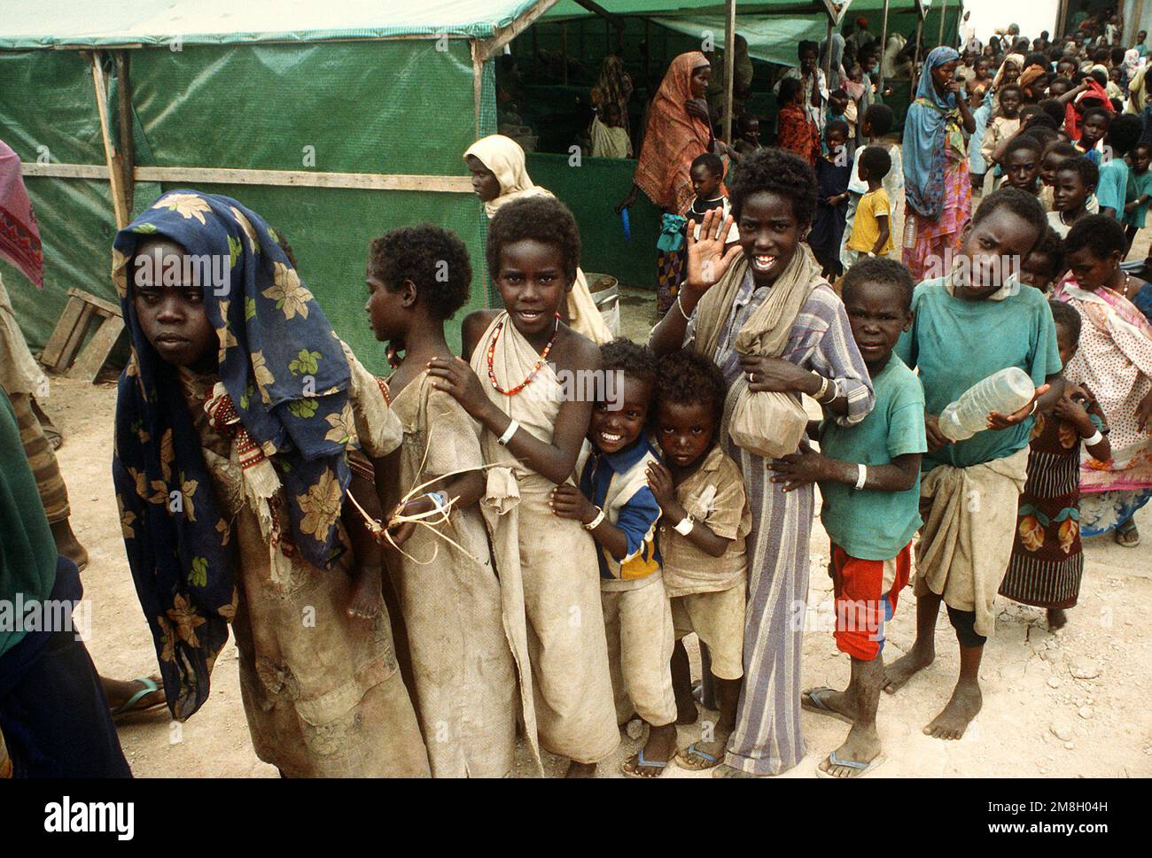 Los niños hacen fila en una estación de ayuda durante la operación de socorro multinacional Restore Hope. Asunto Operación/Serie: RESTORE HOPE País: Somalia (SOM) Foto de stock