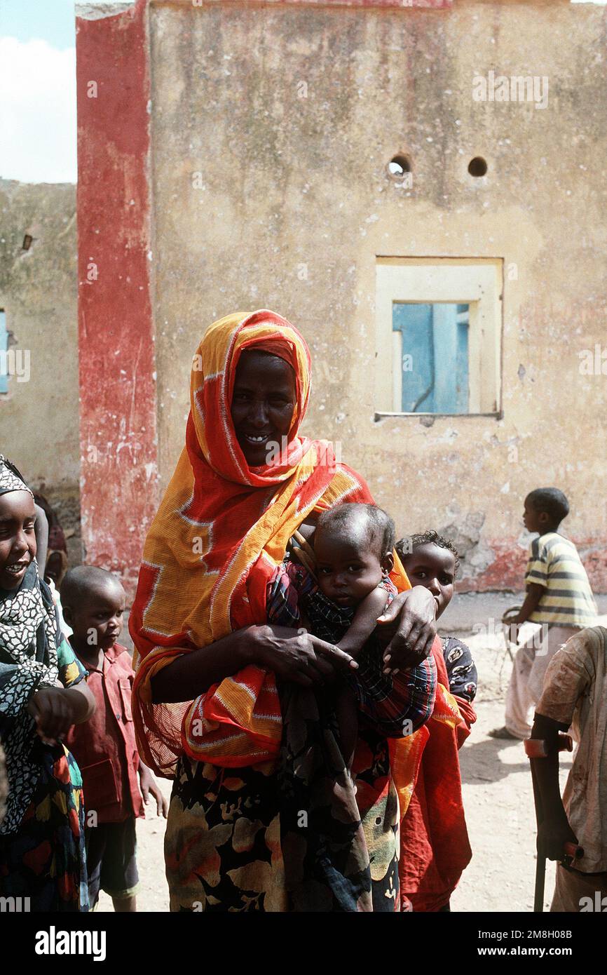 Una mujer somalí posa con algunos niños durante la operación de socorro multinacional Restore Hope. Asunto Operación/Serie: RESTORE HOPE País: Somalia (SOM) Foto de stock