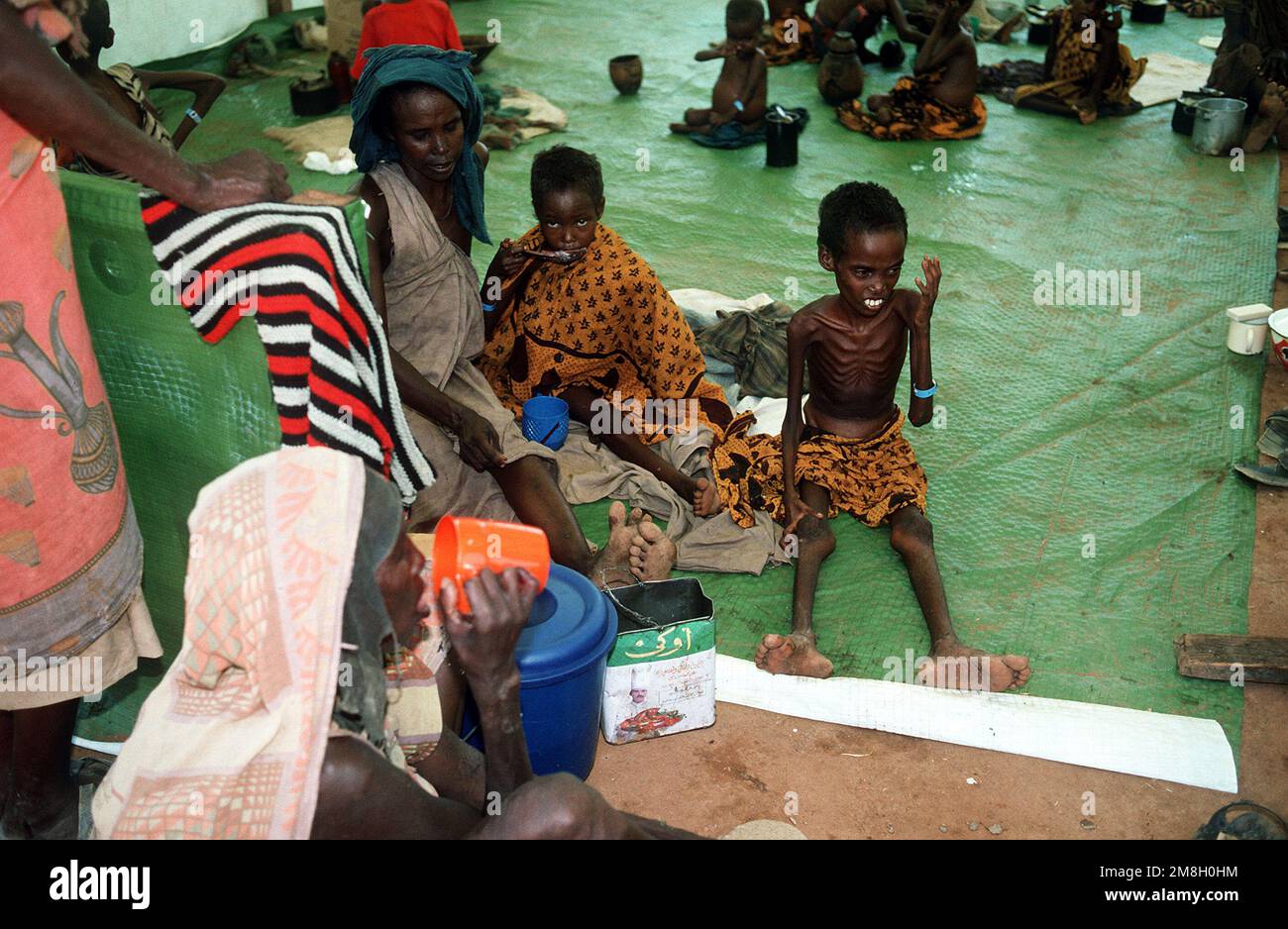 Los refugiados somalíes son alimentados en una estación de ayuda establecida durante los esfuerzos de ayuda de la Operación Restaurar Esperanza. Asunto Operación/Serie: RESTORE HOPE Base: Bardera País: Somalia (SOM) Foto de stock