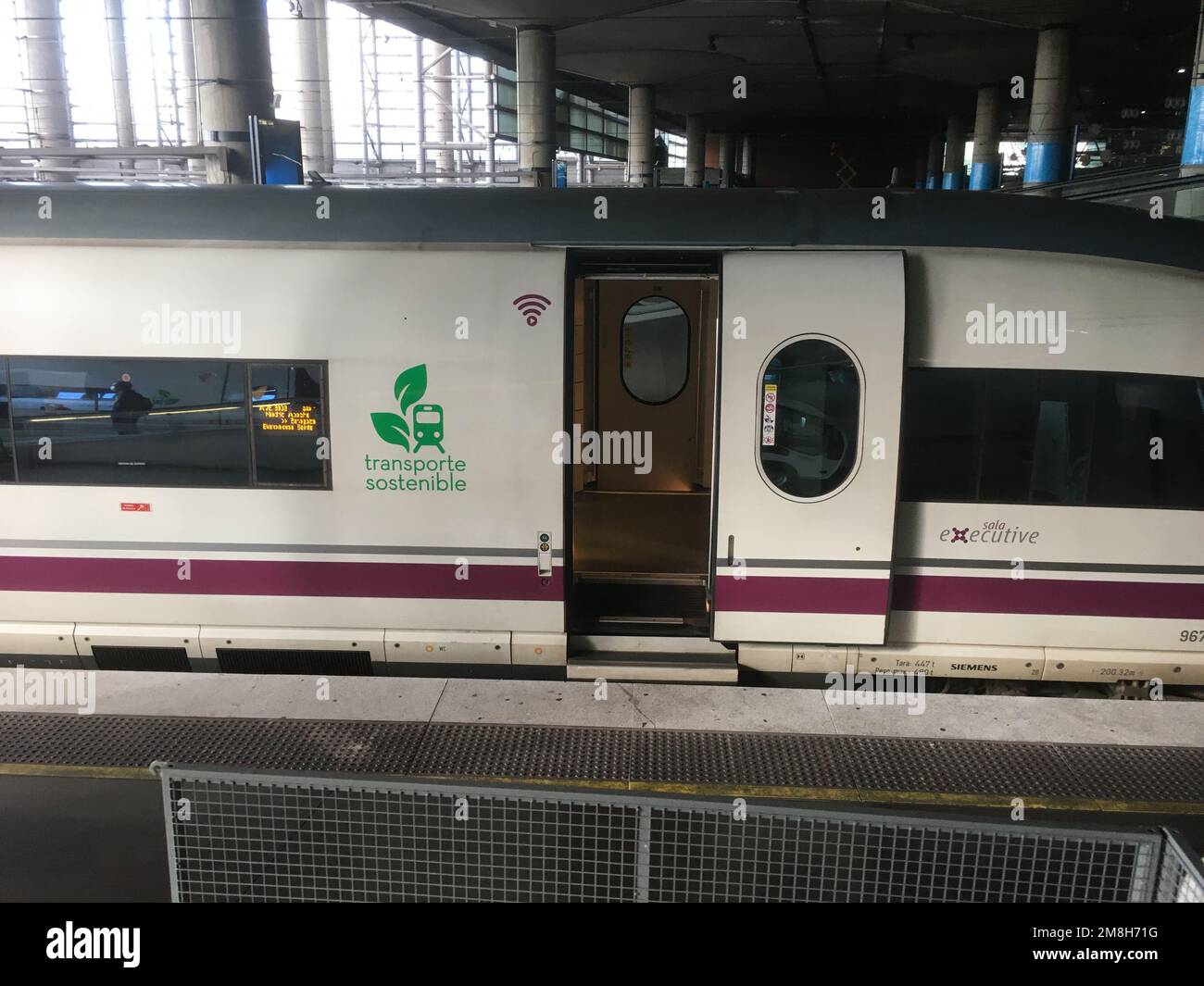 Logotipo de transporte sostenible en un tren de alta velocidad en España Foto de stock