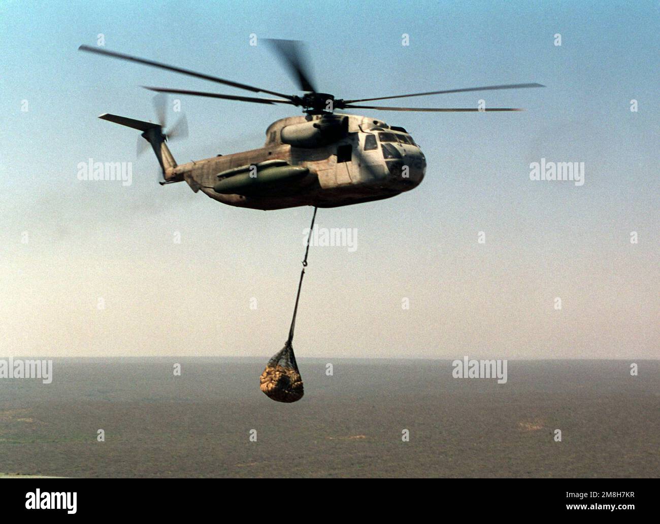 Un CH-53D de HMH-363 que participa en una operación de elevación de grano de Bardera a Garbaharee Somalia. Los aviones CH-53D y E de HMM-363 y HMM-466 transportaron 120 toneladas métricas de grano. País: Somalia (SOM) Foto de stock