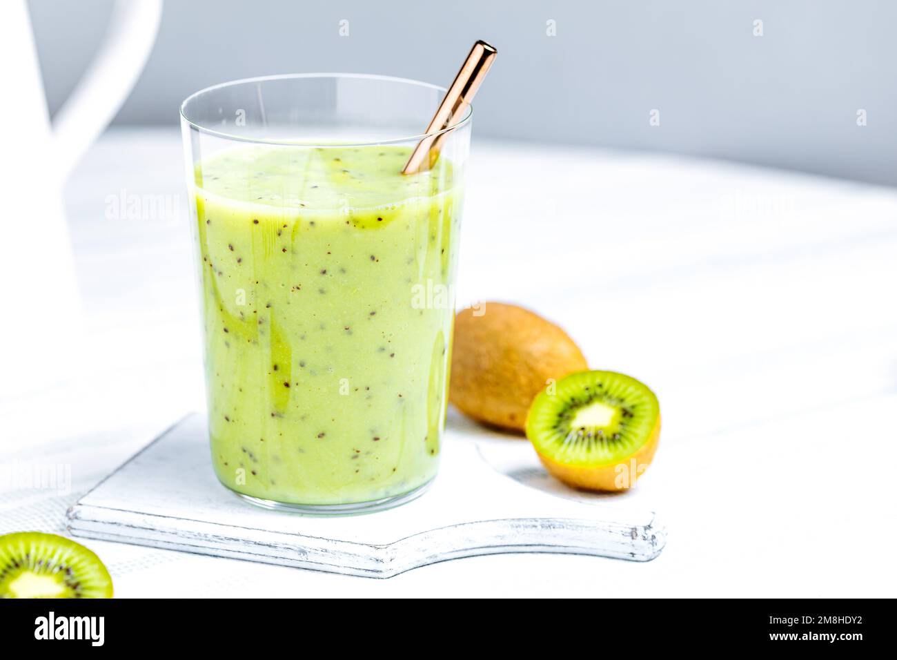 Batido verde en vaso servido con paja. Hecho de kiwi y semillas de chía.  Súper alimento y antioxidante para un estilo de vida saludable Fotografía  de stock - Alamy