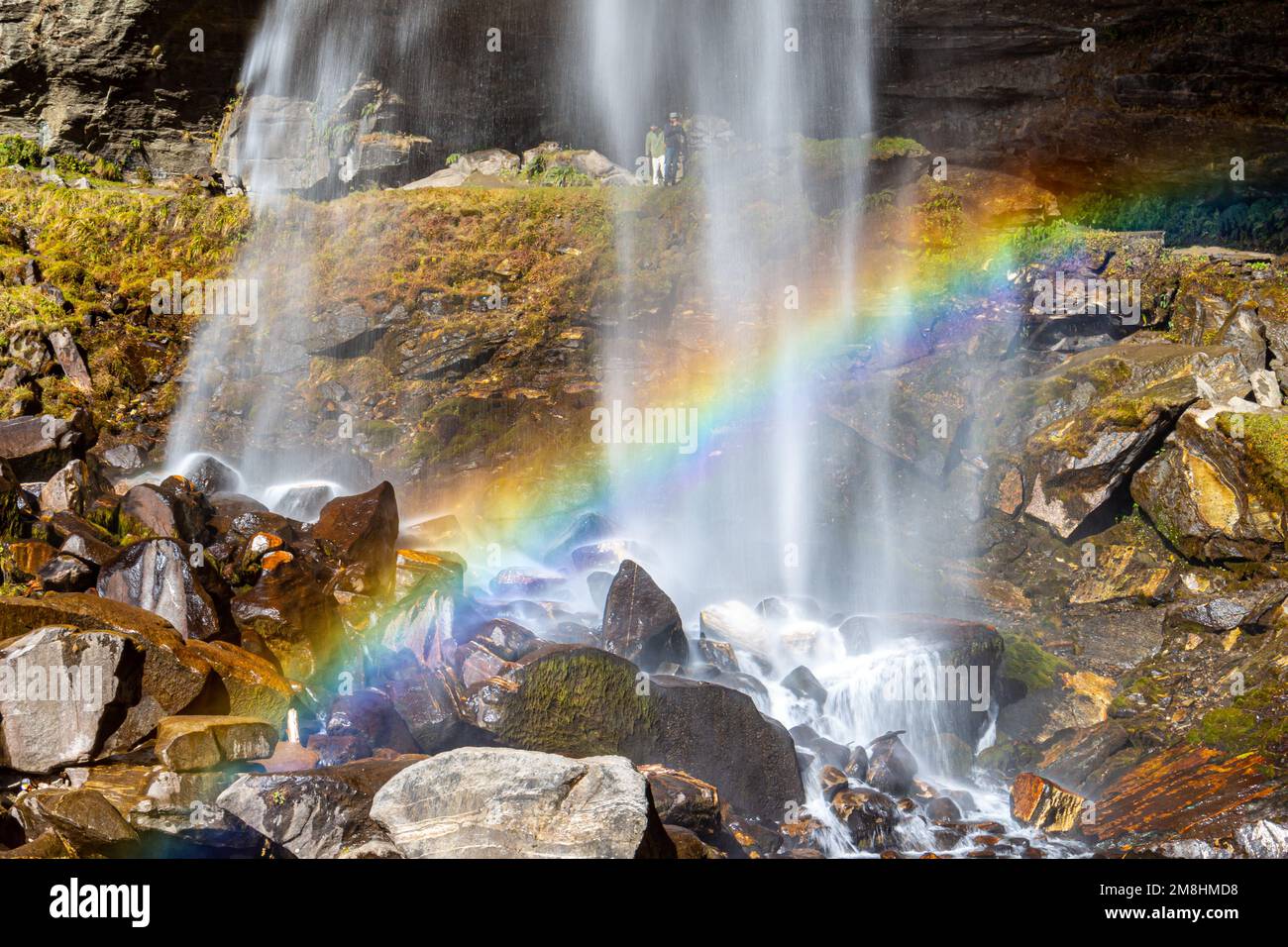 Colores de Manali en Himachal Pradesh India. Vistas panorámicas del Himalaya. Cascada del arco iris de la caminata de la cascada de Jogni en Manali Himachal Pradesh, India Foto de stock