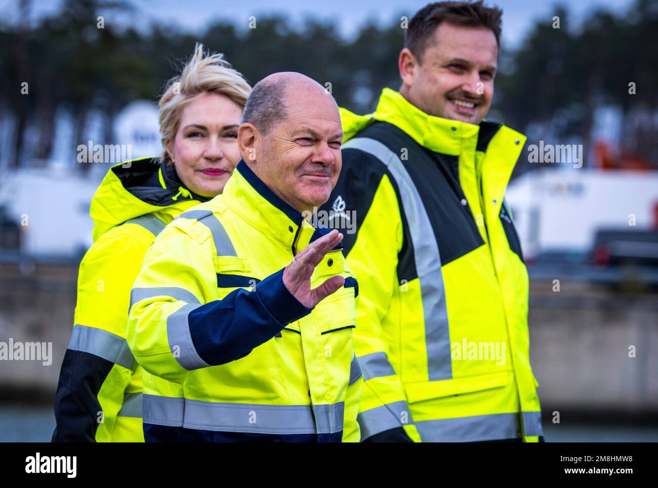 14 de enero de 2023, Mecklemburgo-Pomerania Occidental, Lubmin: La Canciller alemana Olaf Scholz, Manuela Schwesig (SPD), Ministra Presidenta de Mecklemburgo-Pomerania Occidental, y Stephan Knabe, Presidente del Consejo de Supervisión del operador Deutsche Regas, caminan a través del puerto industrial hasta la terminal de GNL con el buque de procesamiento 'Neptune'. La terminal para la entrega de gas natural licuado (GNL), ubicada en el Mar Báltico, está oficialmente comisionada y recibe el último permiso de operación pendiente. Alemania depende del GNL entregado por barco, entre otras fuentes, para reemplazar el gas ruso que falta Foto de stock