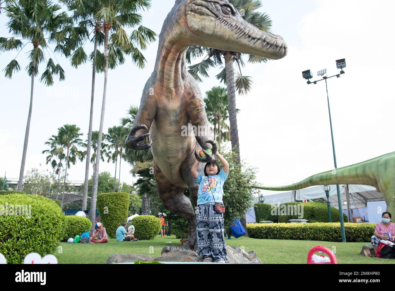 Bangkok, Tailandia. 14th de enero de 2023. Los niños están entusiasmados con las estatuas de dinosaurios en el Día Nacional de los Niños, en la Casa de Gobierno, Bangkok, el sábado 14 Bangkok, Tailandia. 14th de enero de 2023. Los niños están entusiasmados con las estatuas de dinosaurios en el Día Nacional de los Niños, en la Casa de Gobierno, Bangkok, el sábado 14