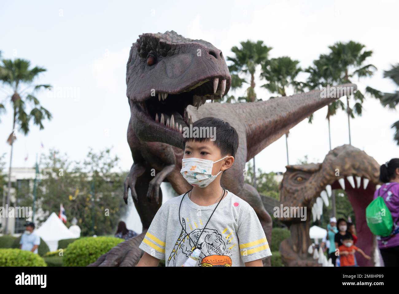 Bangkok, Tailandia. 14th de enero de 2023. Los niños están entusiasmados  con las estatuas de dinosaurios en el Día Nacional de los Niños, en la Casa  de Gobierno, Bangkok, el sábado 14
