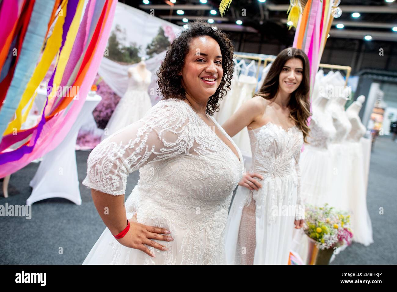 Oldenburg, Alemania. 14th de enero de 2023. Las modelos Kaya (l) y Judith  presentan varios vestidos de novia en el stand de 'Marry Me Brautmode' en  la feria de bodas. En la