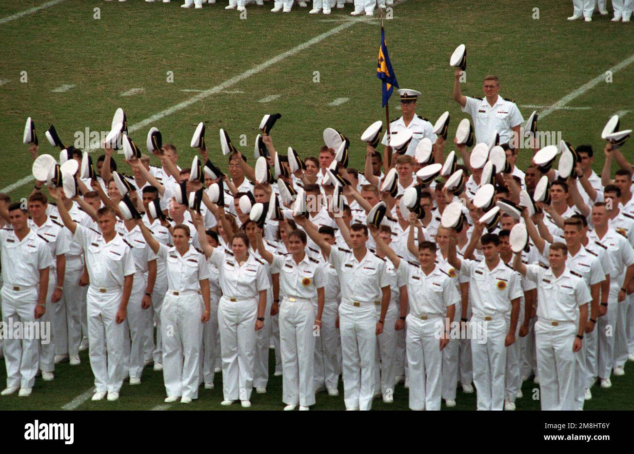Una formación de matroneros agitan sus gorras desde el campo de juego en el estadio conmemorativo de la Marina y el Cuerpo de Infantería de Marina durante los Estados Unidos Partido del equipo de fútbol de la Academia Naval contra Bowling Green State University. Base: Annapolis Estado: Maryland (MD) País: Estados Unidos de América (USA) Foto de stock