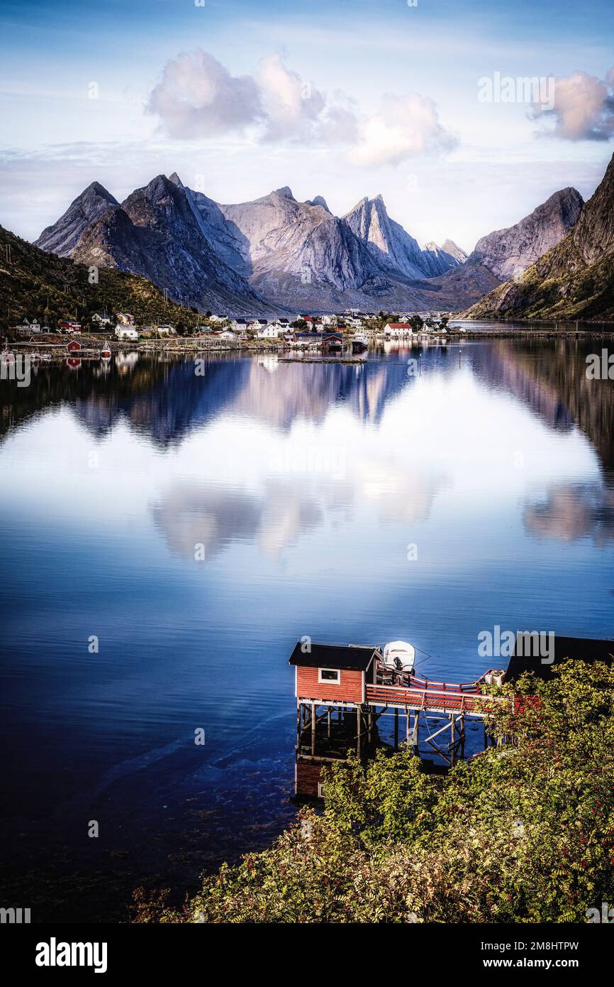 El pueblo de Reine en la costa de Moskenesoya, Islas Lofoten, Noruega. Foto de stock