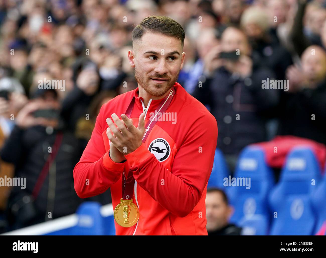 Alexis Mac Allister de Brighton y Hove Albion con su medalla de ganador de la Copa del Mundo, es aplaudido por los aficionados antes del partido de la Premier League en el American Express Community Stadium, Brighton. Fecha de la foto: Sábado 14 de enero de 2023. Foto de stock