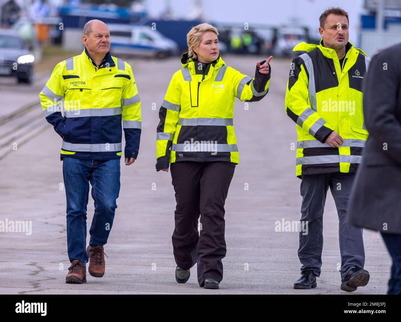 14 de enero de 2023, Mecklemburgo-Pomerania Occidental, Lubmin: El Canciller Olaf Scholz (izquierda), Manuela Schwesig (ambas SPD), Ministra Presidenta de Mecklemburgo-Pomerania Occidental, y Stephan Knabe, Presidente del Consejo de Supervisión del operador Deutsche Regas, caminan a través del puerto industrial hasta la terminal de GNL con el buque de procesamiento 'Neptune'. La terminal para la entrega de gas natural licuado (GNL), ubicada en el Mar Báltico, está oficialmente comisionada y recibe el último permiso de operación pendiente. Alemania depende del GNL entregado por barco, entre otras fuentes, para reemplazar a la g rusa desaparecida Foto de stock