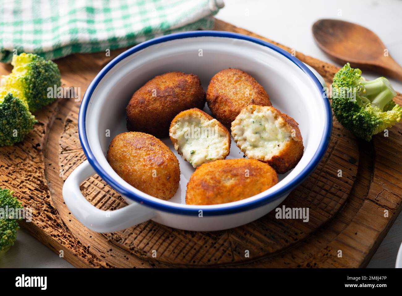 Croqueta de brócoli. La croqueta es una porción de masa hecha de una