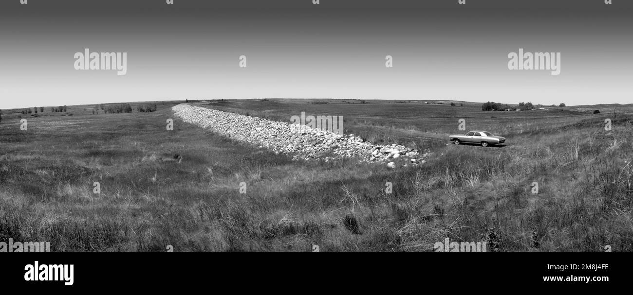 1970s Proyecto de agua de desvío Garrison, presa de roca que es parte de la presa norte inacabada de la presa de árboles solitarios en el municipio de New Germantown, She Foto de stock