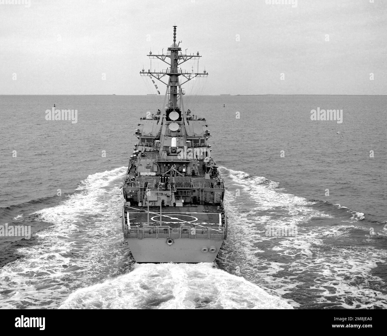 Una vista severa del destructor de misiles guiado USS ARLEIGH BURKE (DDG-51) en marcha frente a los capiteles de Virginia. Base: USS Arleigh Burke País: Océano Atlántico (AOC) Foto de stock