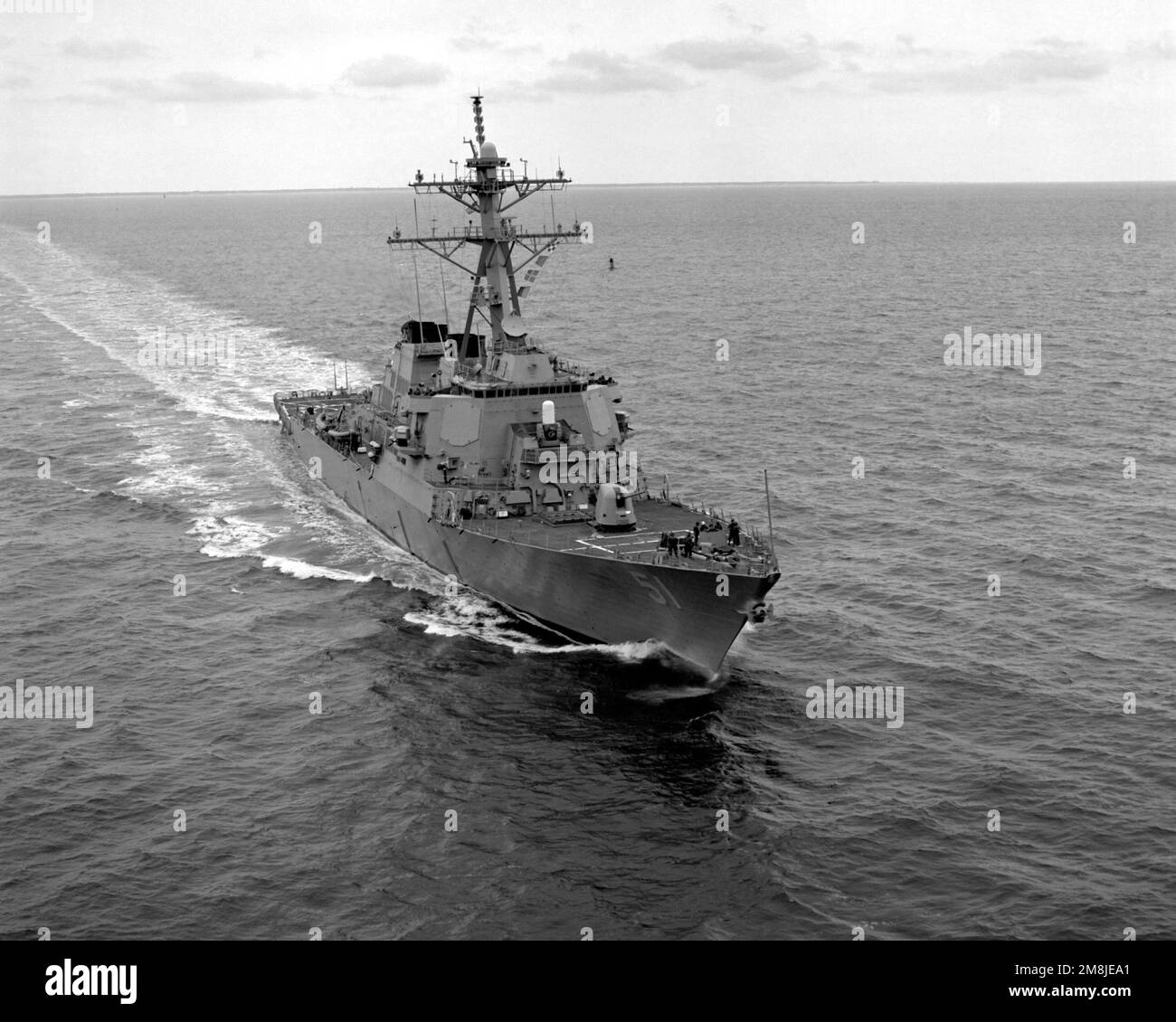 Una vista de arco a estribor del destructor de misiles guiado USS ARLEIGH BURKE (DDG-51) en marcha frente a los Capos de Virginia. Base: USS Arleigh Burke País: Océano Atlántico (AOC) Foto de stock