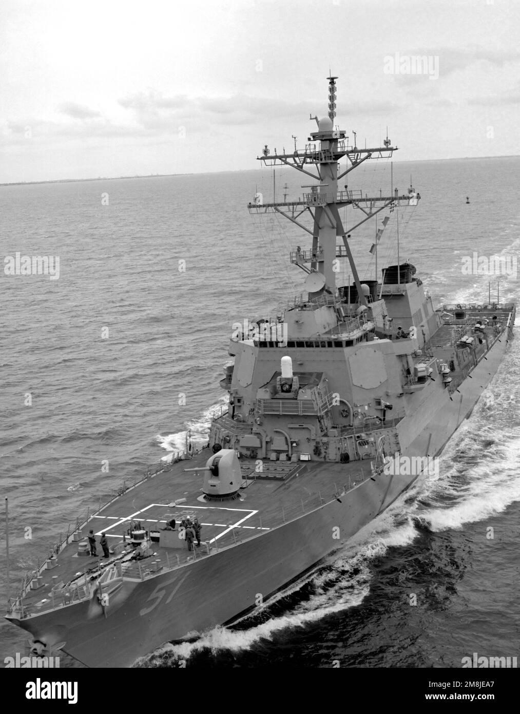 Una vista de arco de puerto del destructor de misiles guiado USS ARLEIGH BURKE (DDG-51) en marcha frente a las Capas de Virgnia. Base: USS Arleigh Burke País: Océano Atlántico (AOC) Foto de stock