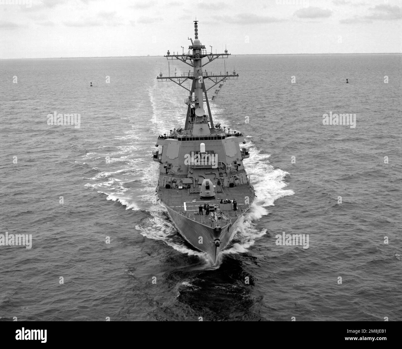 Una vista de arco del destructor de misiles guiado USS ARLEIGH BURKE (DDG-51) en marcha frente a los Capos de Virginia. Base: USS Arleigh Burke País: Océano Atlántico (AOC) Foto de stock